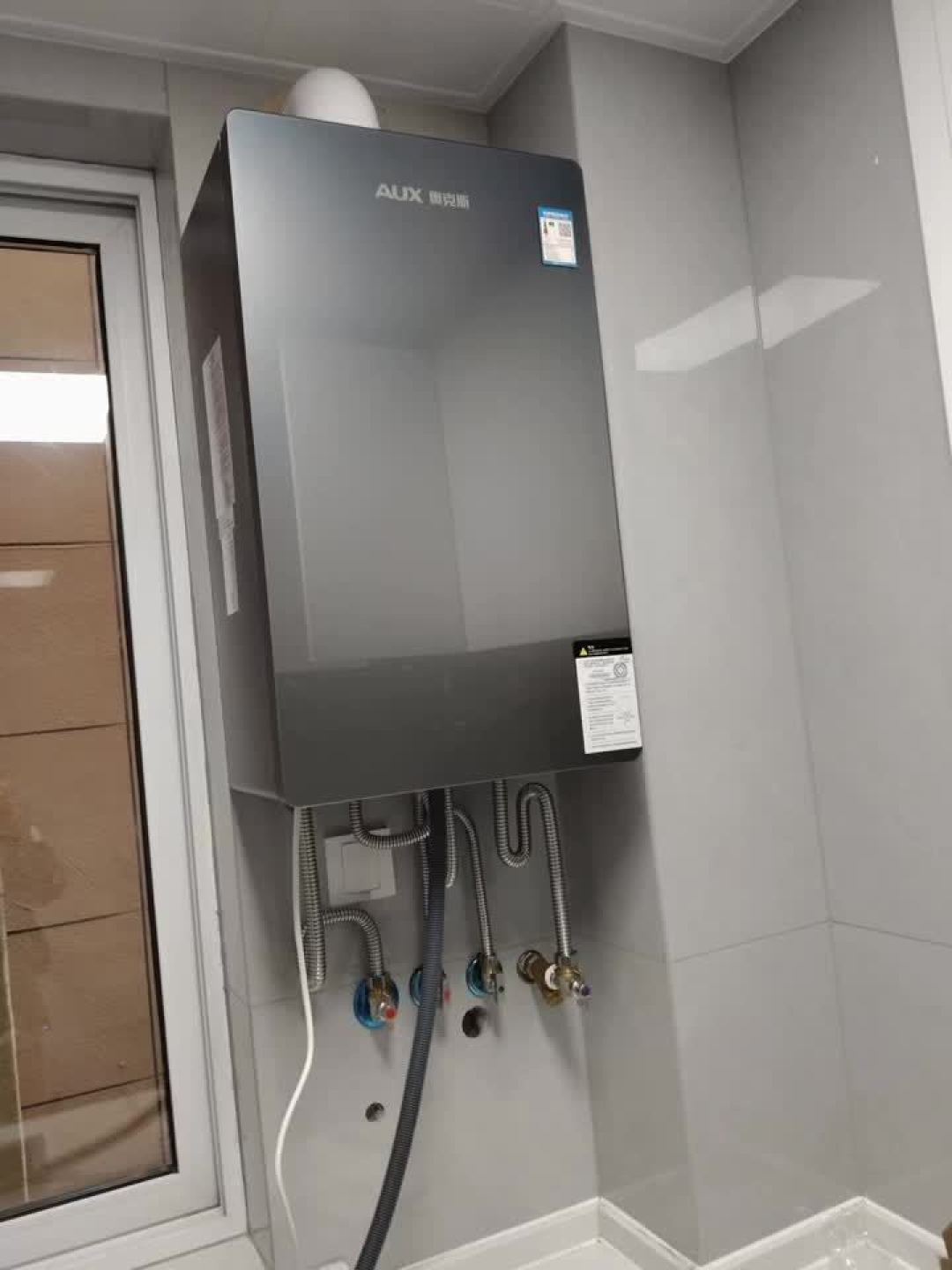 老房想在供暖季前装上暖气:壁挂炉配明装暖气片,先把功率、走管和总账算清
