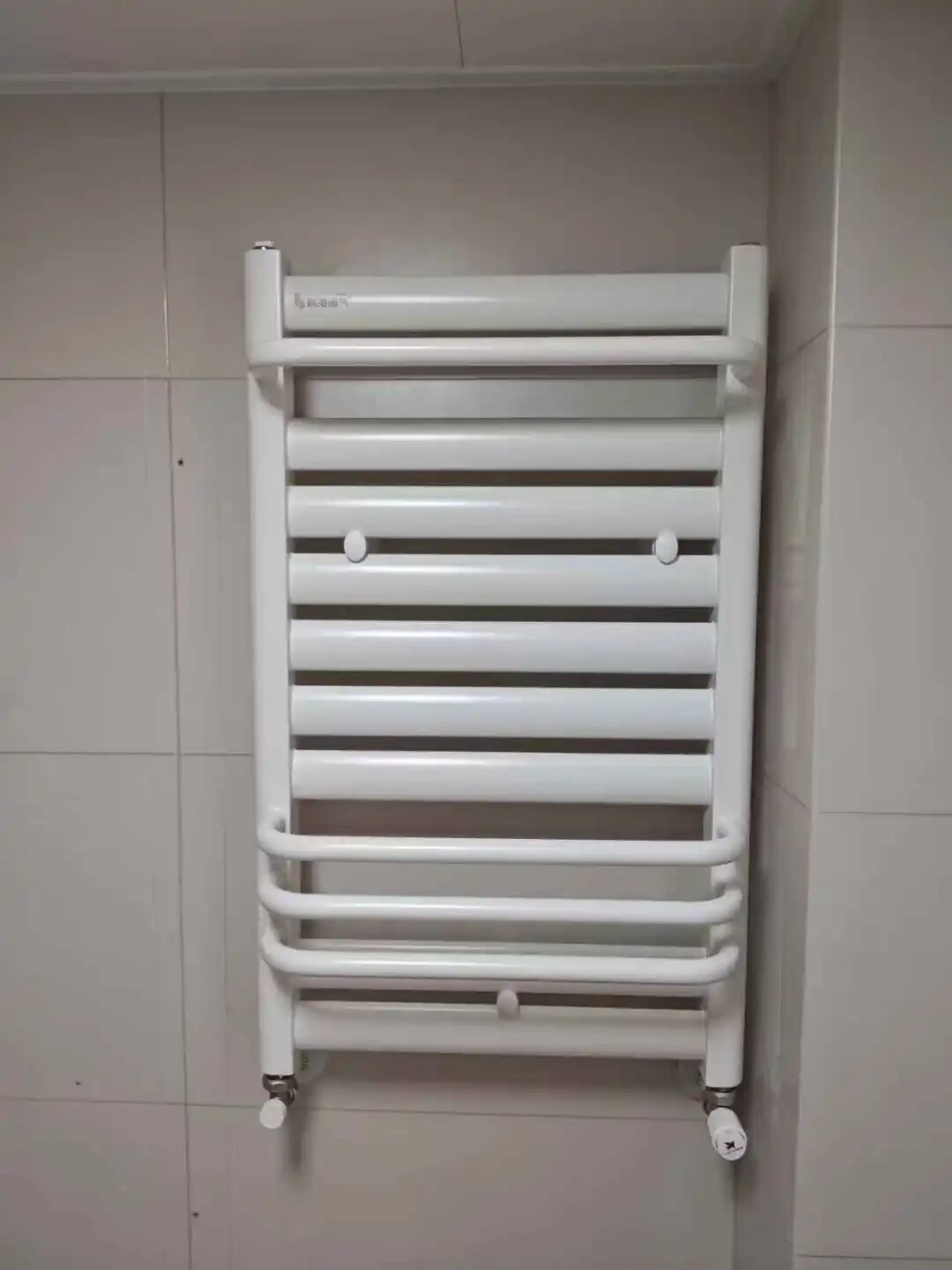 老房想在供暖季前装上暖气:壁挂炉配明装暖气片,先把功率、走管和总账算清