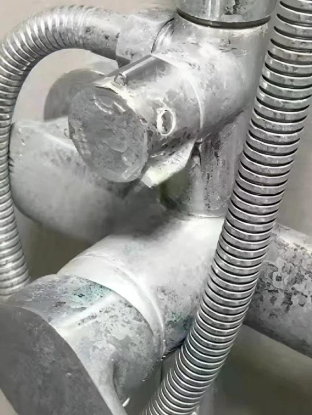 淋浴玻璃白雾擦不掉?那是水垢:柠檬酸敷才对,草酸千万别碰