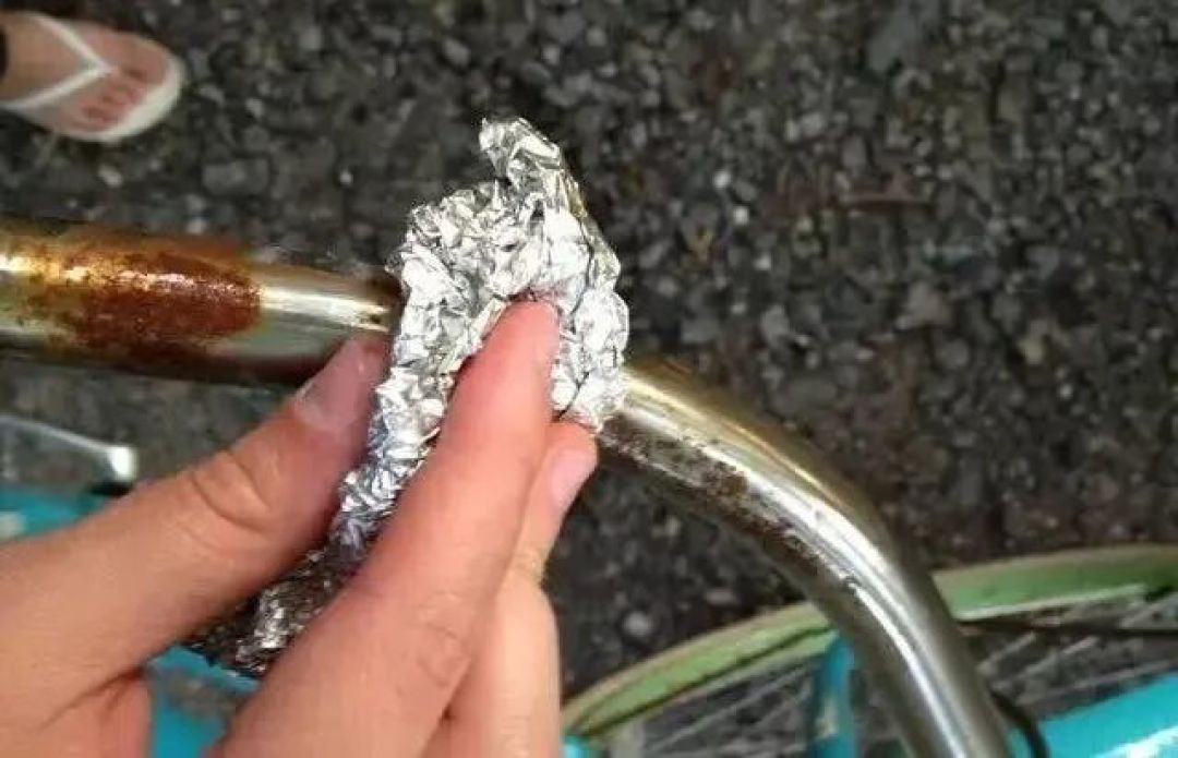 人怎么可以聪明成这样,塑料袋团球能擦油烟机,锡纸蹭不锈钢,但热评第一那招别抄