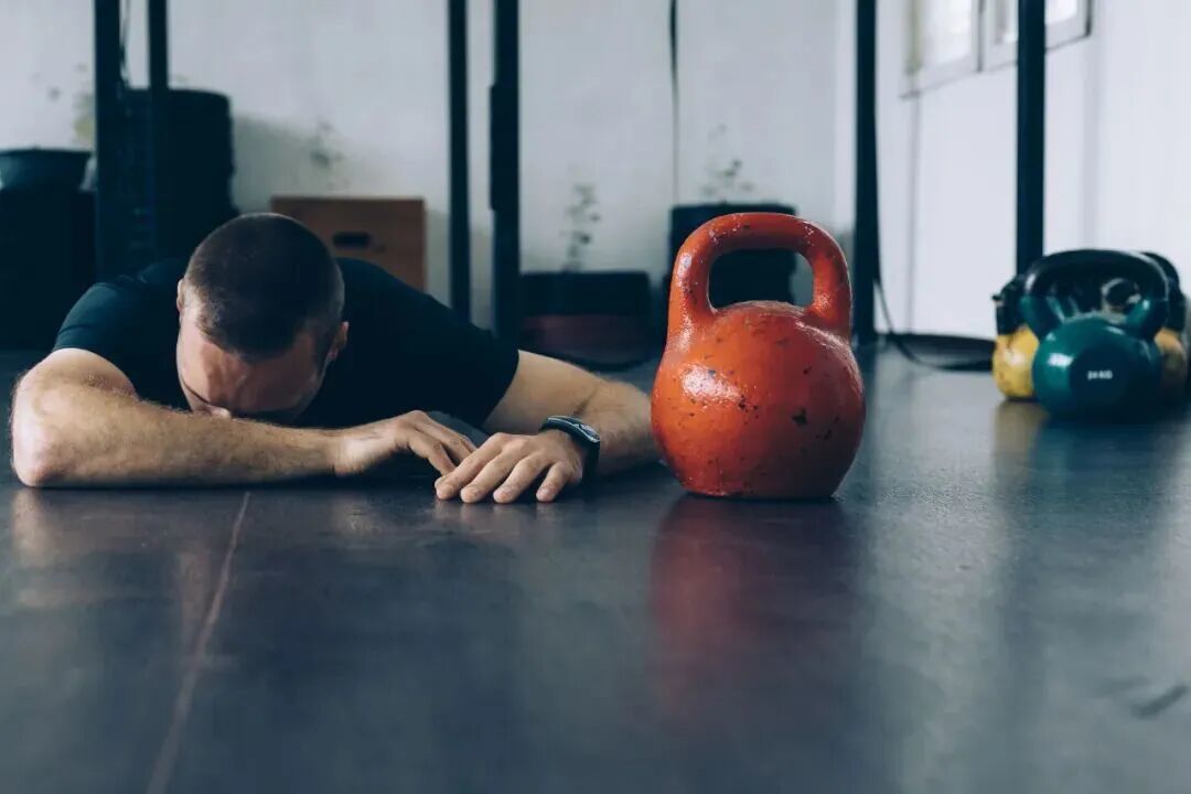 猝死两件套?40岁打工人熬完夜,练不练先看这三盏灯