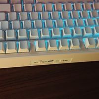 粉白三模键盘提升桌面体验