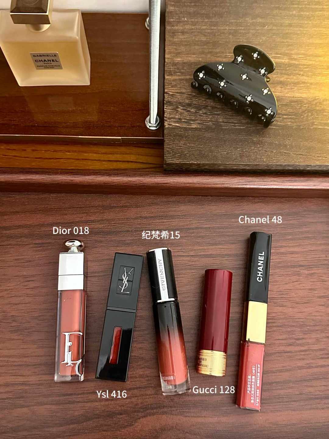 「口红效应被判完蛋」撞上「化妆品零售涨6.1%」:双11囤口红的,掏钱前先把形态、价梯、使用率这三本账对完