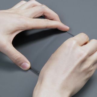博主手撕iPhone Duo内屏“磨砂膜”,苹果客服回应:不是贴膜,重贴398元、伤屏7998元