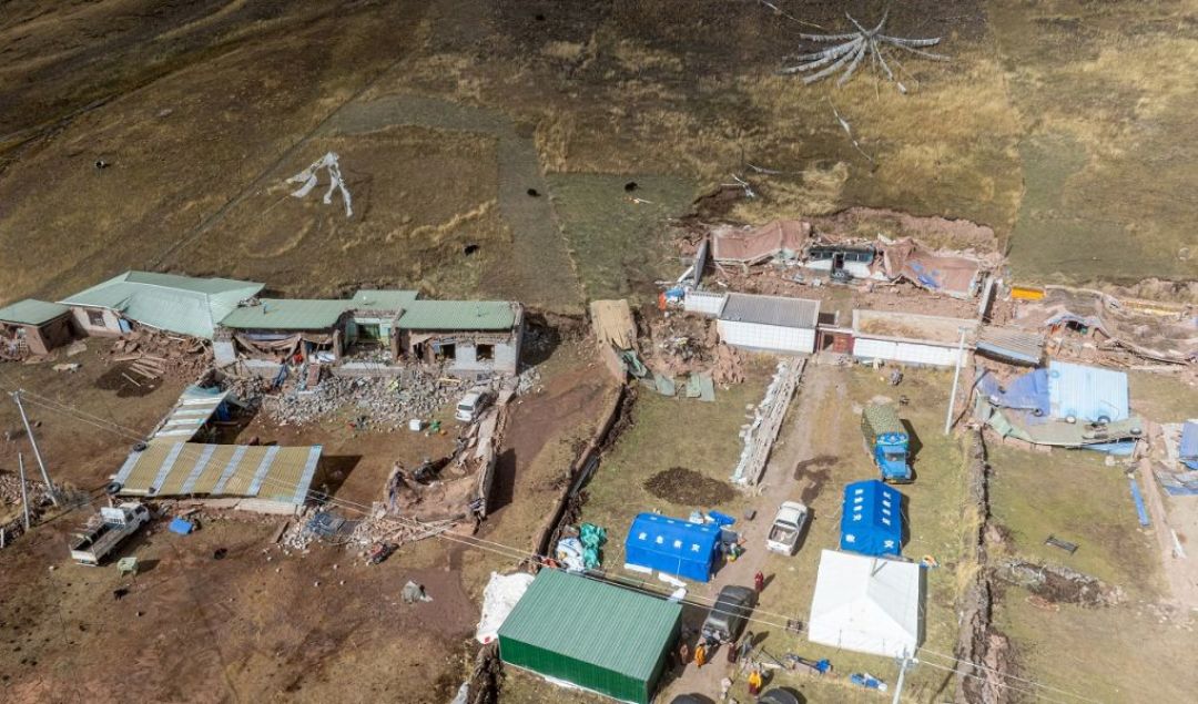 高原上的深夜地震：蜷在车里的人，200个炉子，和100台取暖器