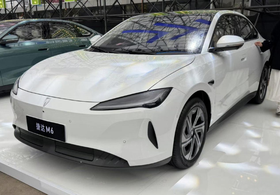 燃油捷达跌到裸车6.46万,纯电M6落地反超VA3:8万预算先算完这三笔账,再决定抄底还是等交付