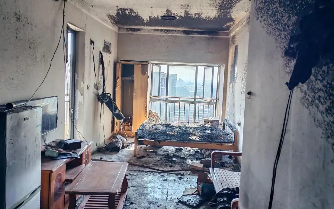 孩子把用完的吹风机搁在床上：太原那晚，尾端窜出了火苗——本月多地通报的三起同款火灾，都烧在床铺上