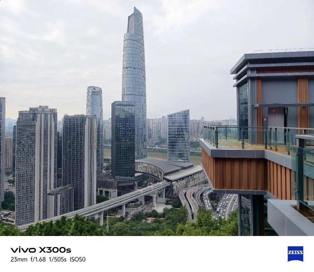 手机上的“蔡司”是硬件还是贴标?双11囤X300前,先查这3行配置