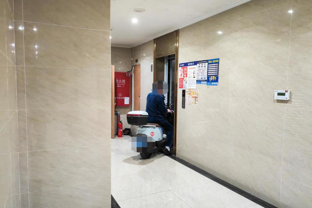 20元代充电瓶车，大学生月入2000：想跟风先算清三笔账