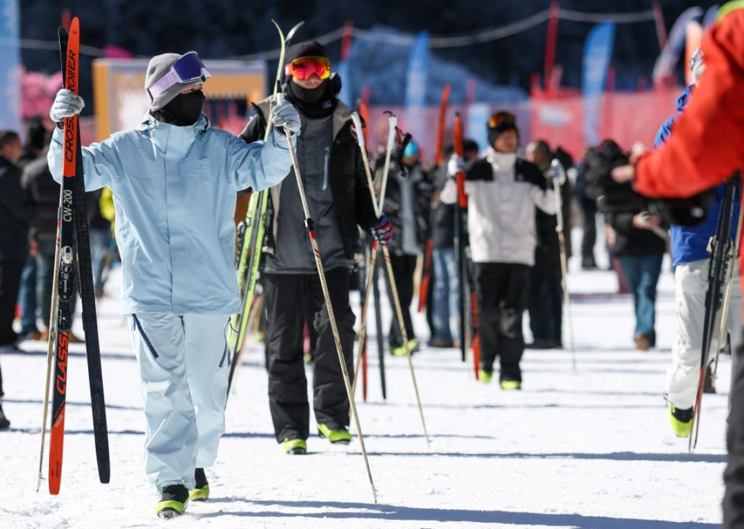 第一次滑雪,先别买雪板:雪票里往往已含雪服头盔,真正该自己花钱的是贴身这五样