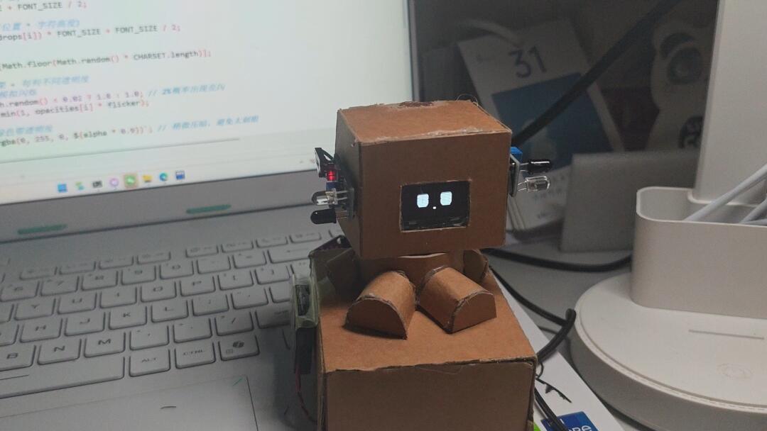 39万赞的纸板机器人：60元入场的AI桌宠，全网交作业整理出的翻车点与升级路线