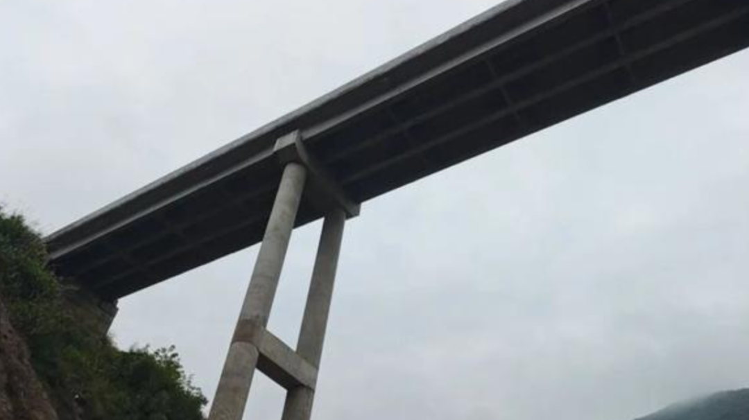 领克坠崖百米仅胸椎轻微骨裂,车主称还想再买同款:这波“天然广告”,你能信几分、用上几分?
