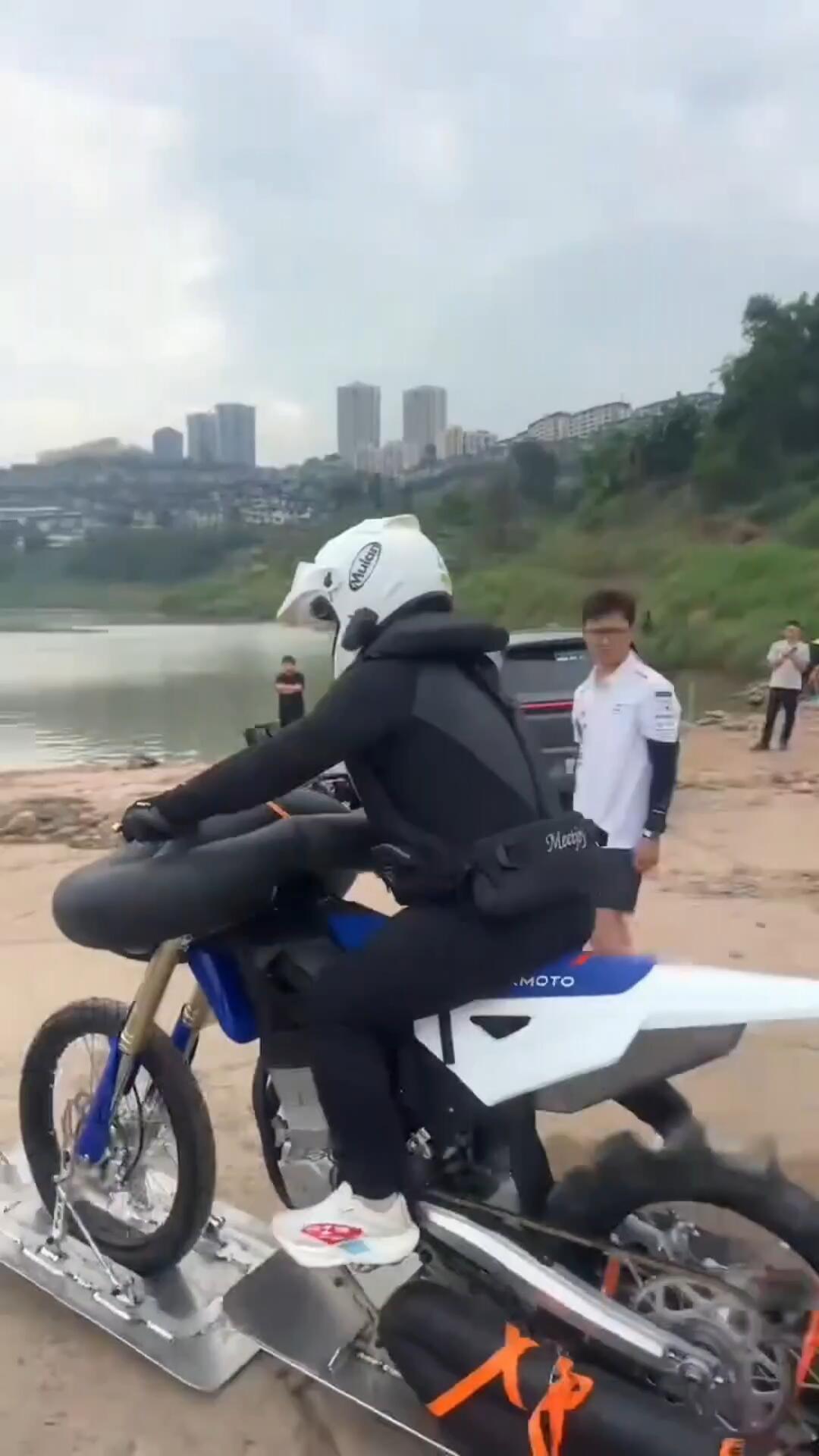 明早10点，摩托车要在水上跑41公里：张雪还17年前的债