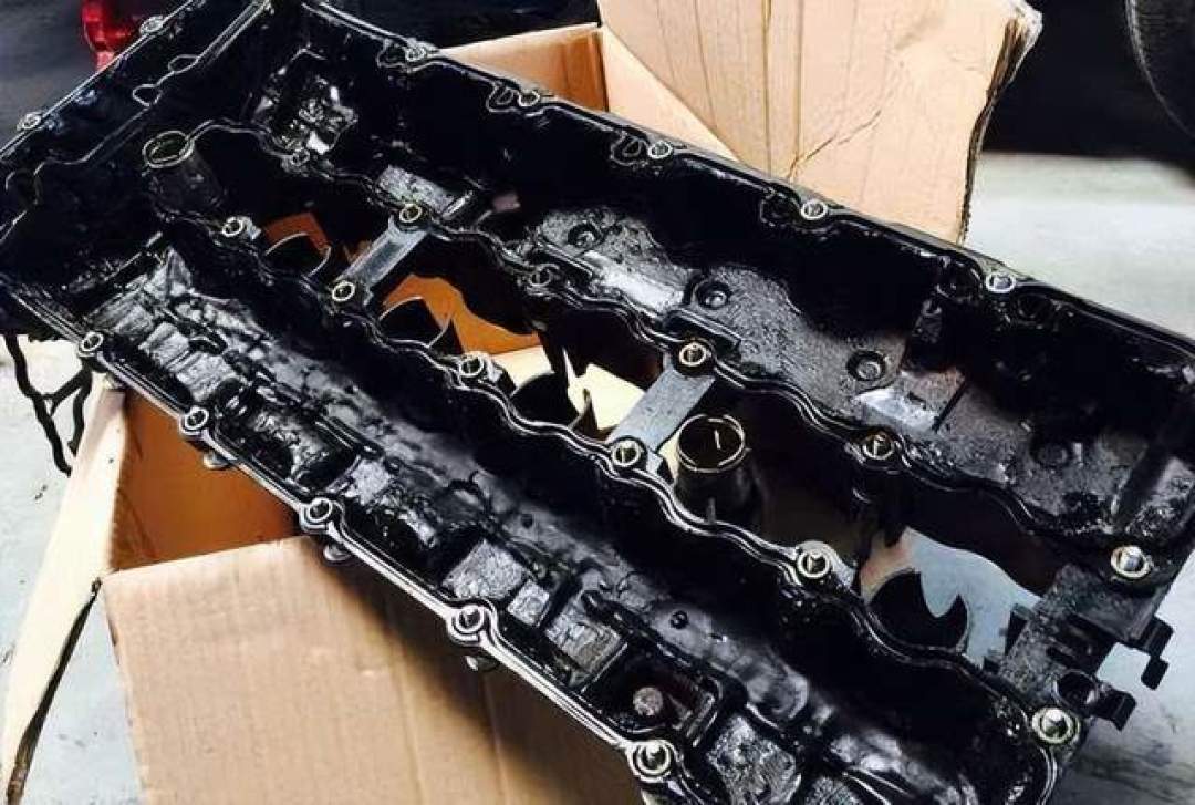 老车气门室盖渗机油：先分清渗还是漏，几百块的垫多能解决，别急着换总成