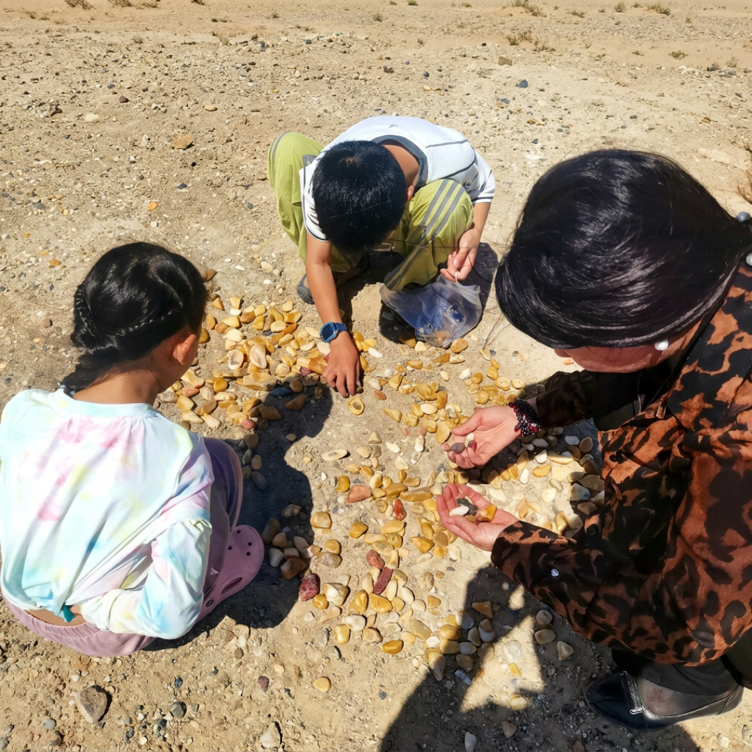 在新疆戈壁打一只金丝玉镯子，工费只要30元：