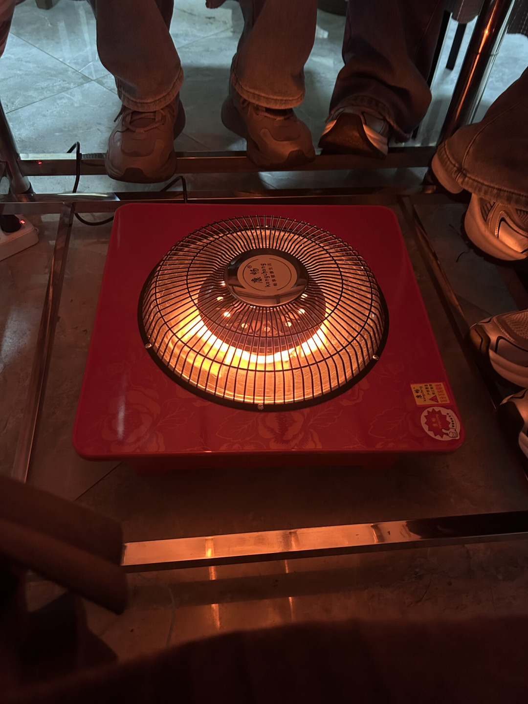 有人喊它「电费刺客」,有人说比空调省一半:双11买电暖桌前,把两笔账算清