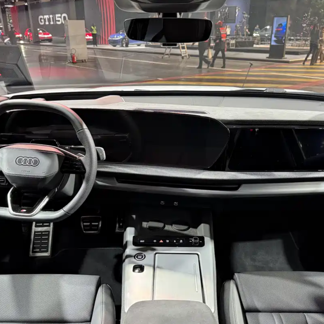全新奥迪Q7实车亮相新增6座：现款跌进41万档，等2027年Q2还是现在下手？