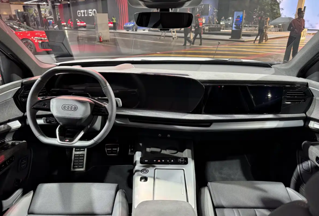 全新奥迪Q7实车亮相新增6座：现款跌进41万档，等2027年Q2还是现在下手？