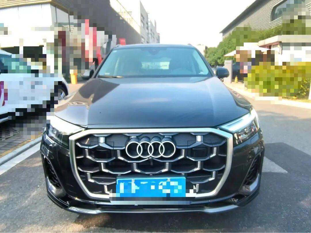 全新奥迪Q7实车亮相新增6座：现款跌进41万档，等2027年Q2还是现在下手？