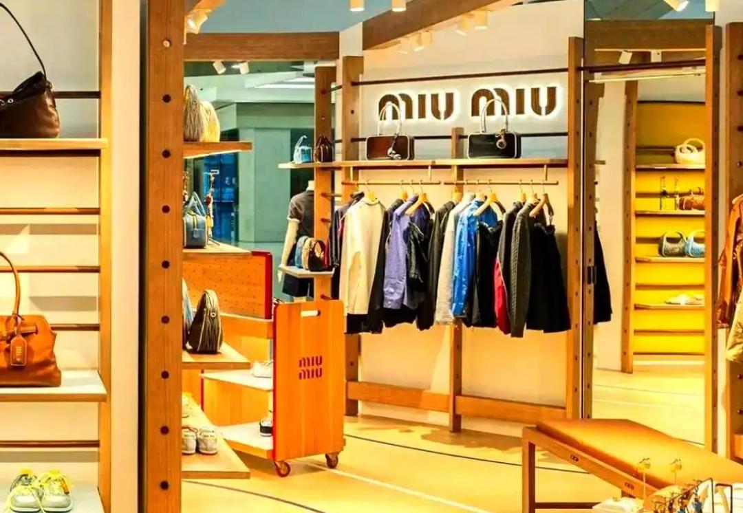 集团营收+14.5%，Prada品牌三季度+0.6%：这份财报里，范思哲贡献了3.22亿欧元