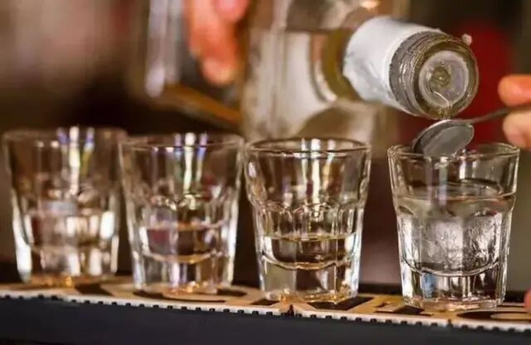 倒酒进小杯