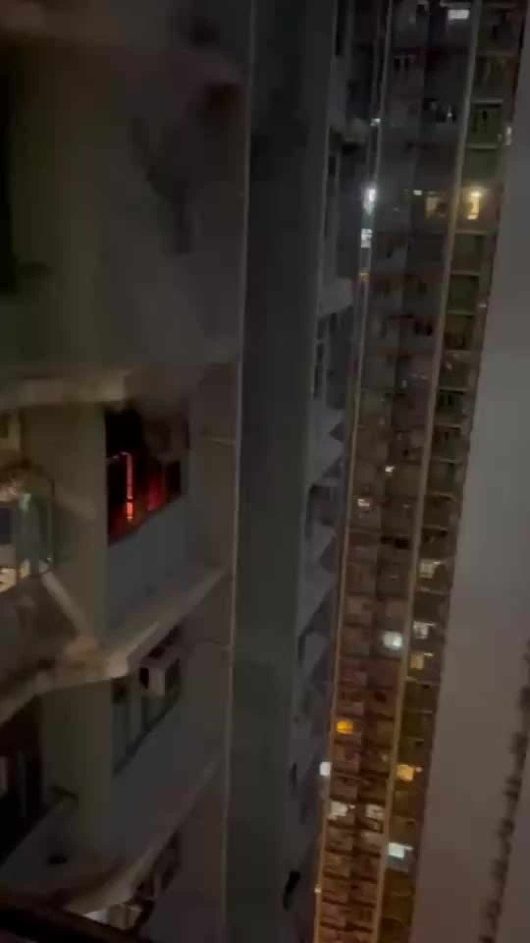 中国香港慈正邨24楼清晨起火:70岁住户面部烧伤、约250人疏散,“疑因”两个版本报道没统一