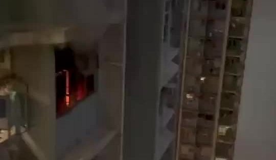 中国香港慈正邨24楼清晨起火：70岁住户面部烧伤、约250人疏散，“疑因”两个版本报道没统一