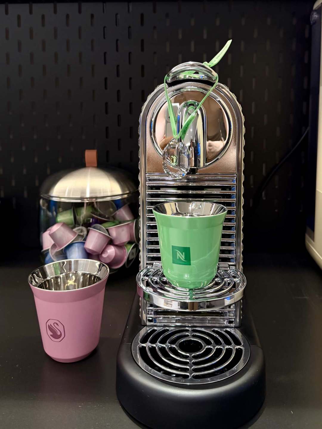 把全网Nespresso×施华洛世奇联名礼盒的实拿账一次摊开:谁该为“包装溢价”掏钱,谁买了个“发旧款+好看壳”