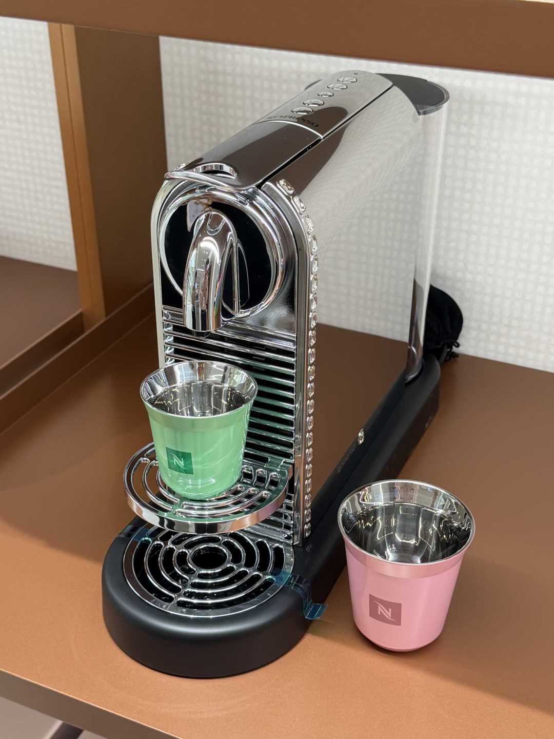 把全网Nespresso×施华洛世奇联名礼盒的实拿账一次摊开:谁该为“包装溢价”掏钱,谁买了个“发旧款+好看壳”