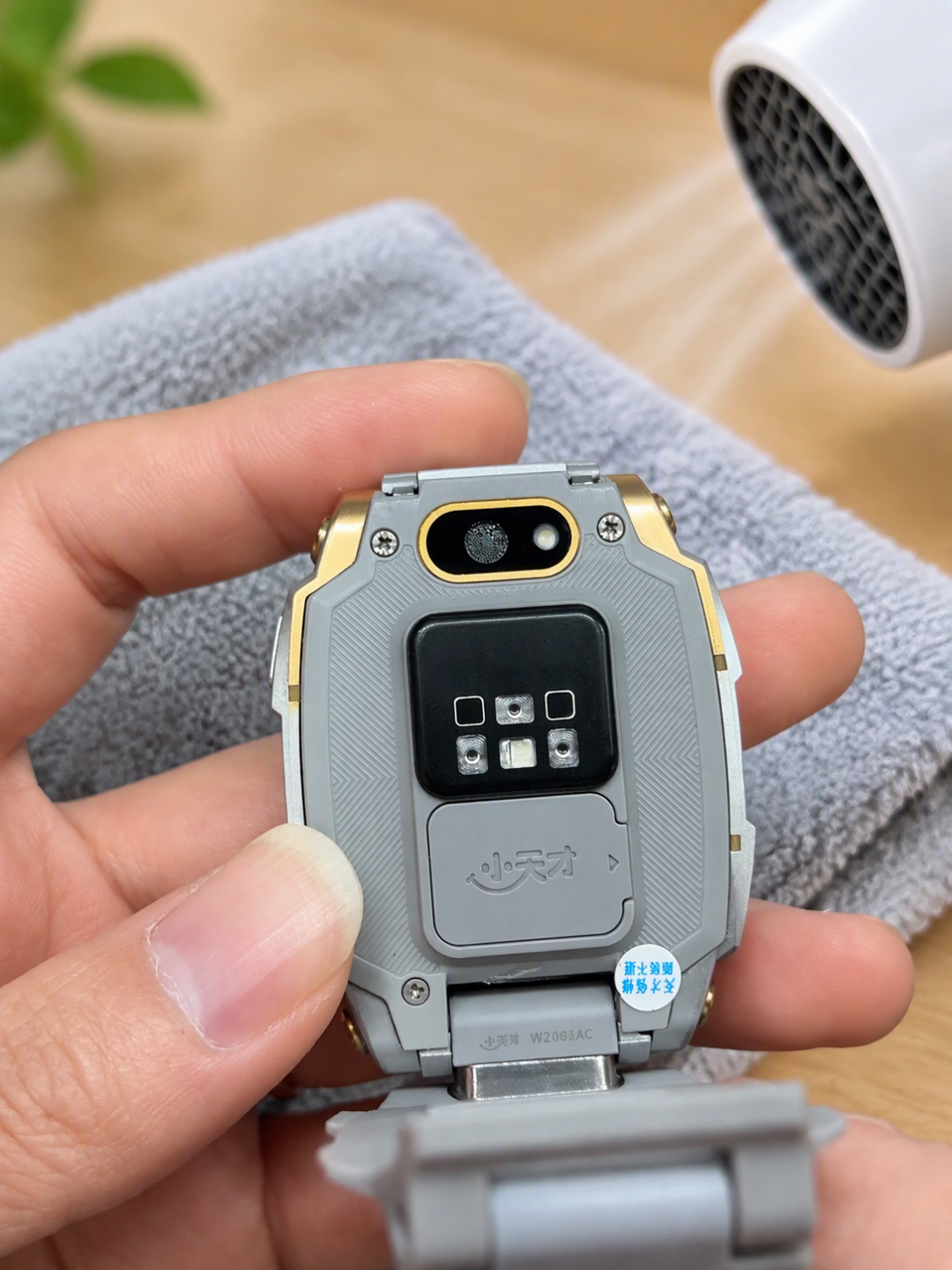 Z5摔六年不坏,Z10两年就坏?小天才“越做越烂”冲上热评前,先把894、200、865三个数算完