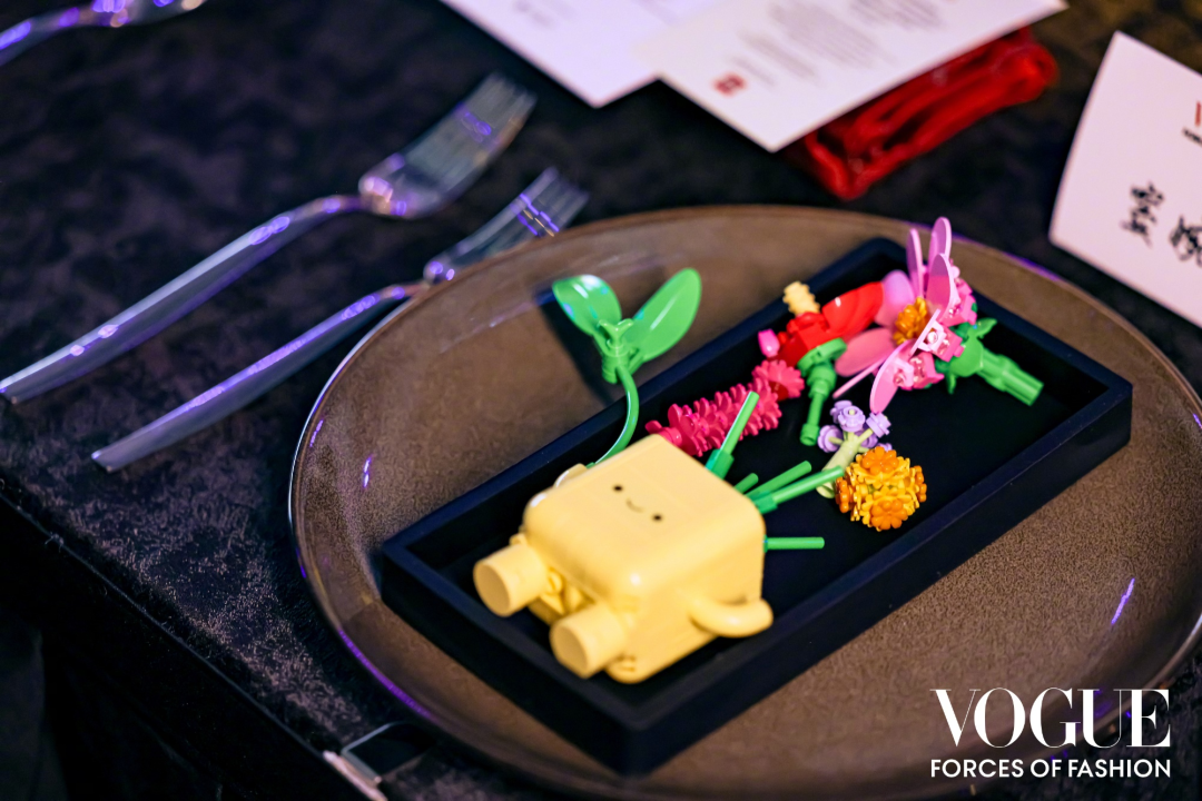 都在盯黄多多进圈首秀,没人问乐高凭什么混进VOGUE红毯