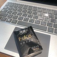 洁柔古龙水香手帕纸：黑色小包，是我包里常驻的那一款