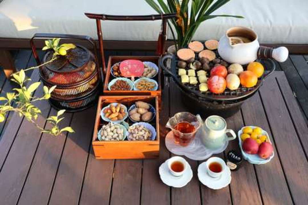 霜降刚过,围炉煮茶的帖子又刷回来了:这波四年后的季节玩法变了,你的买法也得变