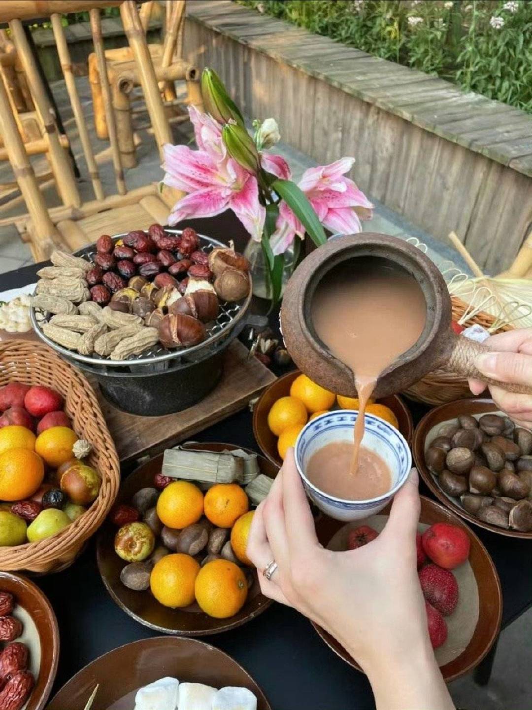 霜降刚过,围炉煮茶的帖子又刷回来了:这波四年后的季节玩法变了,你的买法也得变