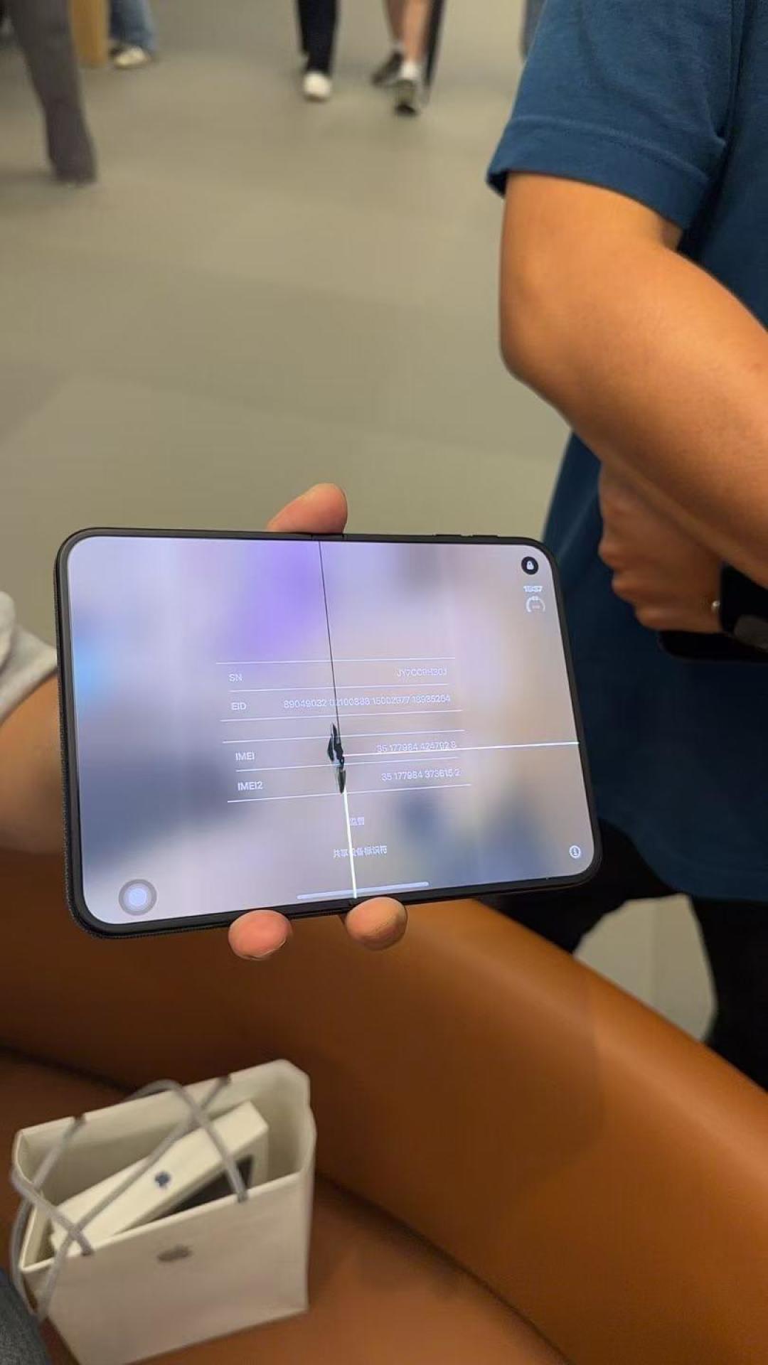 苹果说「开裂概率基本为 0」,但 iPhone Duo 的展示机先裂了