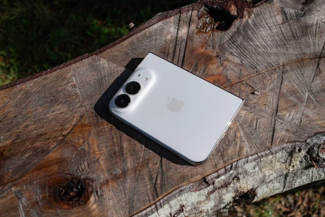苹果说「开裂概率基本为 0」,但 iPhone Duo 的展示机先裂了