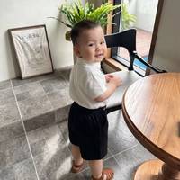 属于小男孩的周岁仪式感，一件白衬衫就足够。