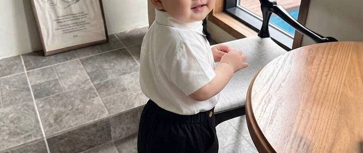 属于小男孩的周岁仪式感，一件白衬衫就足够。