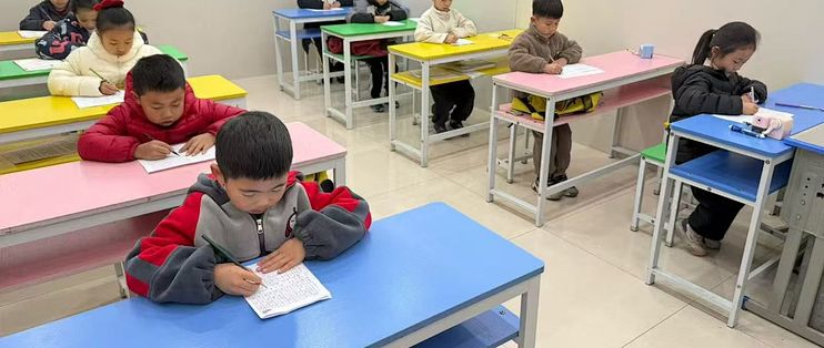 儿童横线作业本怎么选？行高、留白和纸面反光都要看