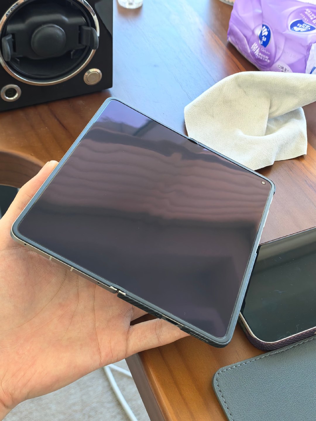 iPhone Duo发售一周：黄牛从炒到近3万到半小时没一单，撕膜就现折痕——OP家双11买折叠前，先把两种