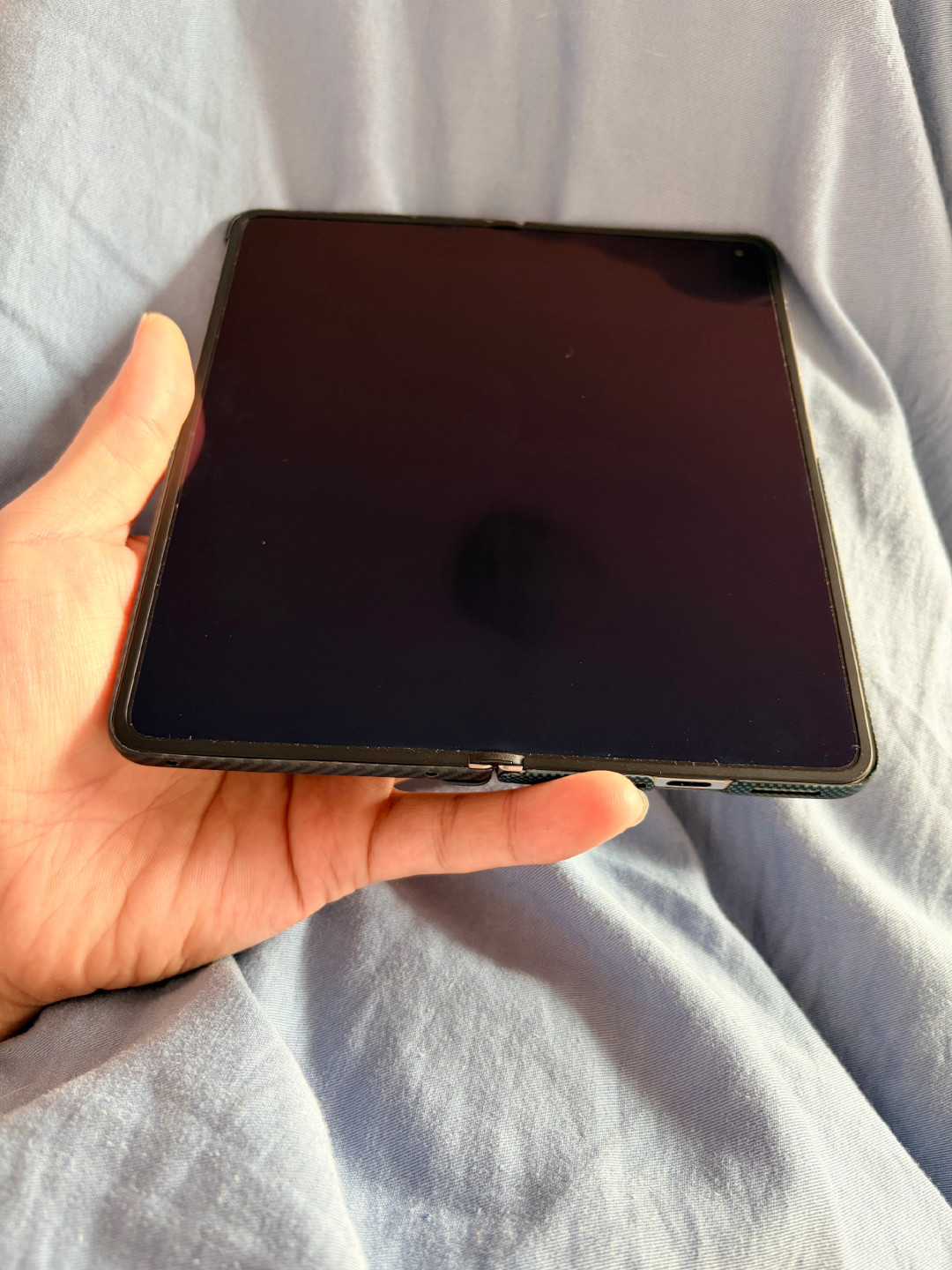 iPhone Duo发售一周：黄牛从炒到近3万到半小时没一单，撕膜就现折痕——OP家双11买折叠前，先把两种