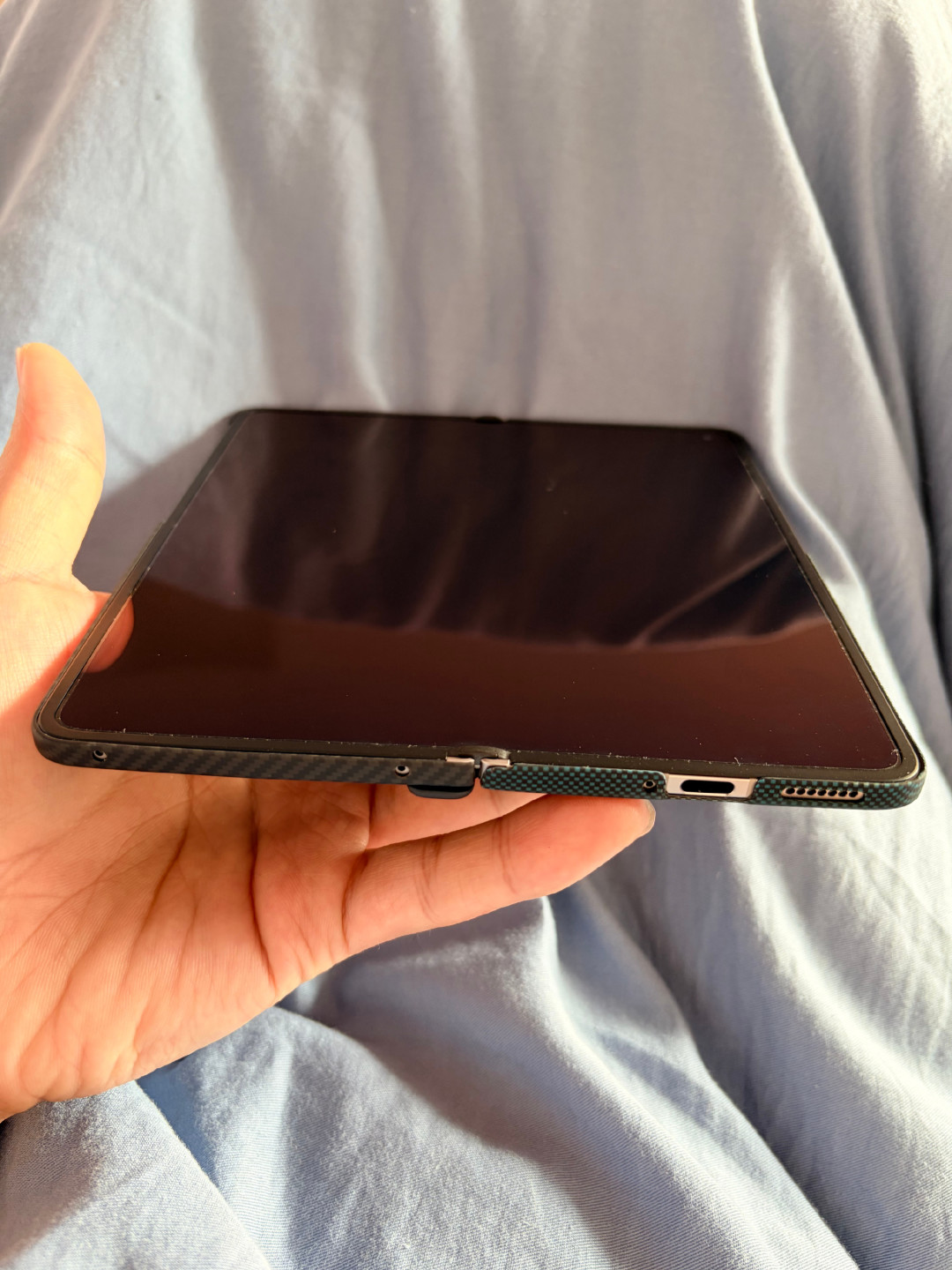 iPhone Duo发售一周：黄牛从炒到近3万到半小时没一单，撕膜就现折痕——OP家双11买折叠前，先把两种