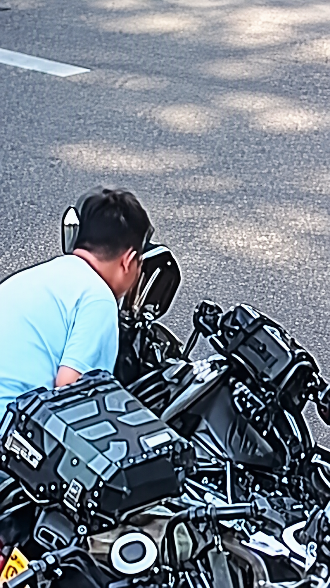 男孩撞倒4万摩托扶27次,车主免赔送3套试卷:评论区笑完,车友开始算账