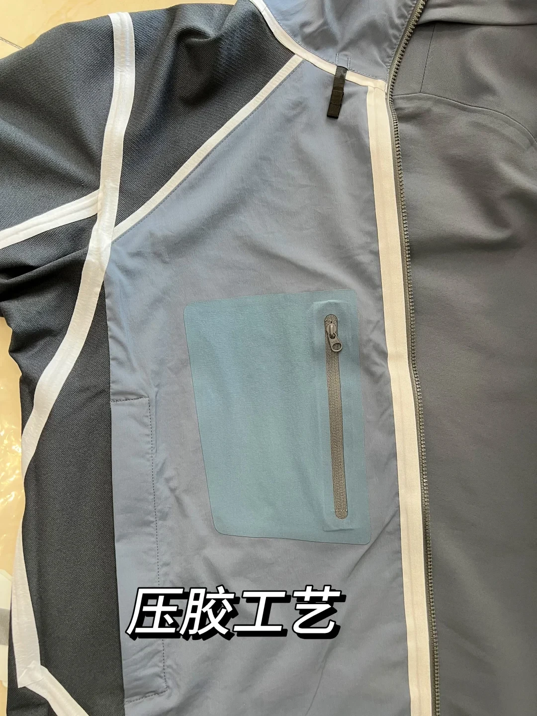 冲锋衣表面挂不住水珠？别怪防水膜，是这层「蜡」磨没了