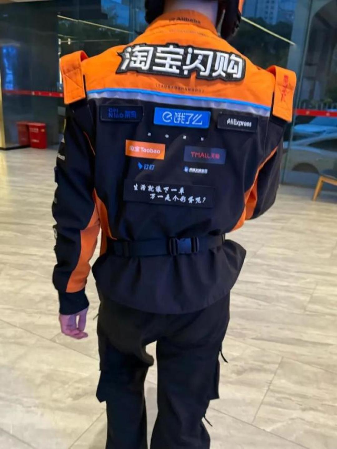 “我穿冲锋衣像送外卖的”407条评论 vs “黄=美团蓝=饿了么”145条评论:对完三年里的十来条撞衫帖、工服定制实拍和57万浏览的8000vs599之争,双11加购的这件壳是“工服”题,不是“颜色喜好”题