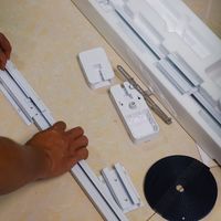 一半晒「全屋自装1500怒省300」、一半哭「帘还没买木工已封板、插座留高电机塞不进」：翻完小红书知乎B站微博130多条电动窗帘帖、把落点科创者的「避雷指南」和赞播比异常的横评筛掉后，对着天猫10月20日晚8点开卖、京东10月12日已开闸这轮双11窗口，我把电位、轨道、电机拆成3条真分界、79元到两万的三本账和下单前必钉死的5件事