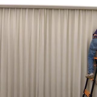 一半晒「全屋自装1500怒省300」、一半哭「帘还没买木工已封板、插座留高电机塞不进」:翻完小红书知乎B站微博130多条电动窗帘帖、把落点科创者的「避雷指南」和赞播比异常的横评筛掉后,对着天猫10月20日晚8点开卖、京东10月12日已开闸这轮双11窗口,我把电位、轨道、电机拆成3条真分界、79元到两万的三本账和下单前必钉死的5件事