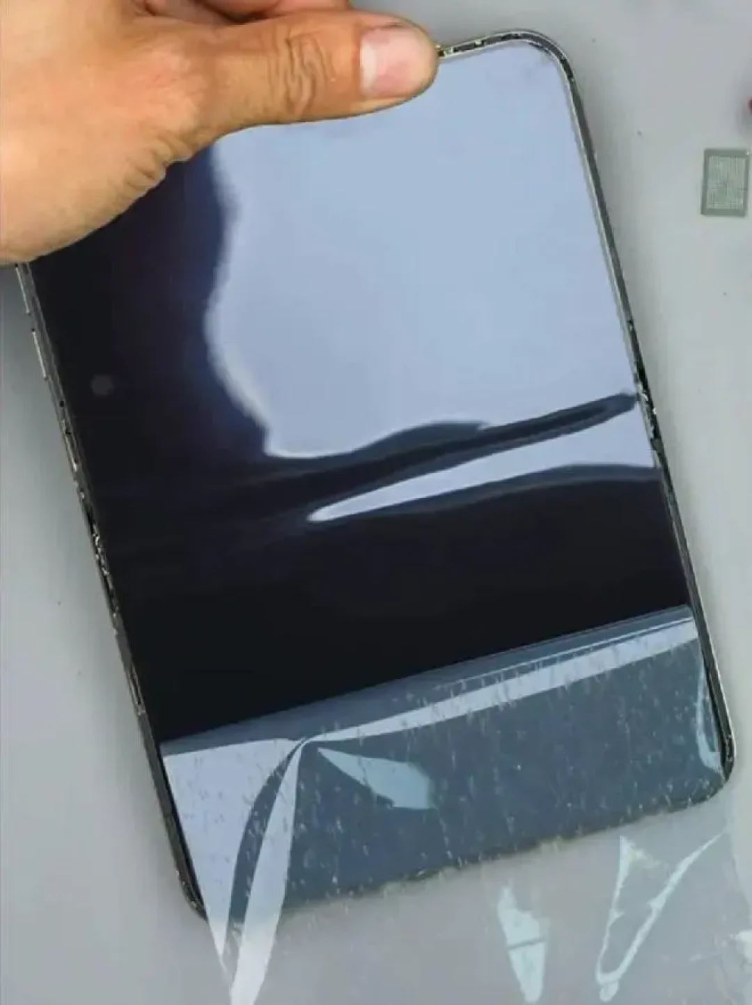 iPhone Duo 开售 72 小时:漏液、爆线、撕膜同时刷屏,先把三件事分开,再算那本 7998 元的售后账