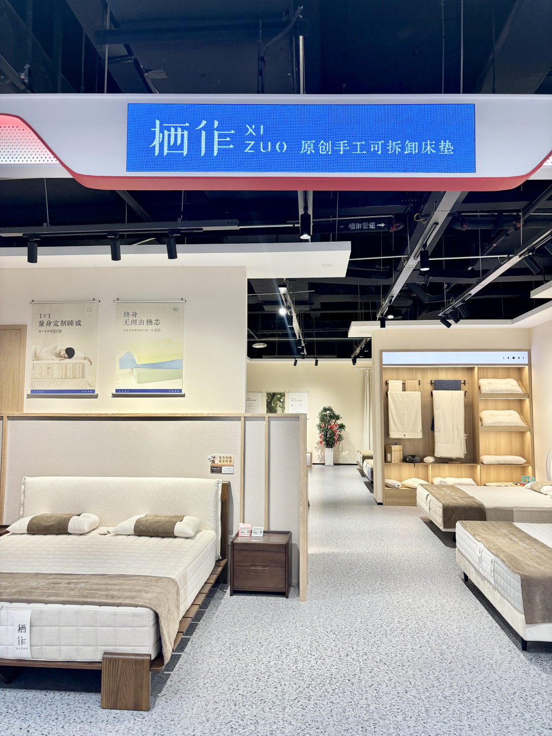 被娃当蹦床的栖作床垫，把自家直播间挤爆了：同款、赠品、返现怎么算