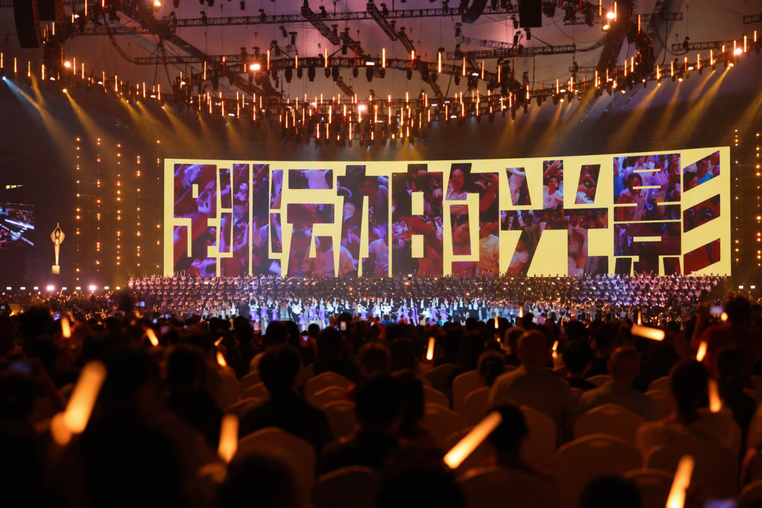 百花奖64年来首次把奖杯颁给AI：从2038份投稿到首部持证AI院线片，这4个月全梳理